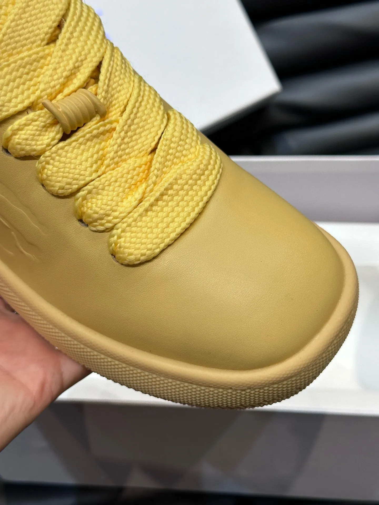 Factory price: 500💰Burberry Box series👫Thick-soled casual sports shoes for couples, cool sneakers and bread shoes, purchased and developed from the original version, the top version of the Box series sports shoes, made of original plaid/knitted fabric, embellished with embossed Equestrian Knight logo (EKD). Made of mesh lining, the laces are decorated with metal coils, the rubber sole is decorated with the Burberry letter logo, and the original molded 3.5CM two-color T men's shoe 💰U outsole! Code number: 35-45 (35-45 customized)